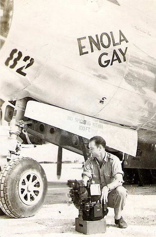 Sĩ quan điều khiển ném bom Thomas Frebee với máy ngắm Norden gắn trên chiếc B-29 "Enola Gay" sau phi vụ ném bom hạt nhân.