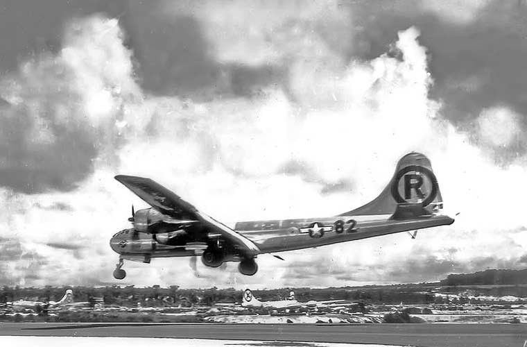 Chiếc Enola Gay trở lại căn cứ sau phi vụ ném bom nguyên tử.