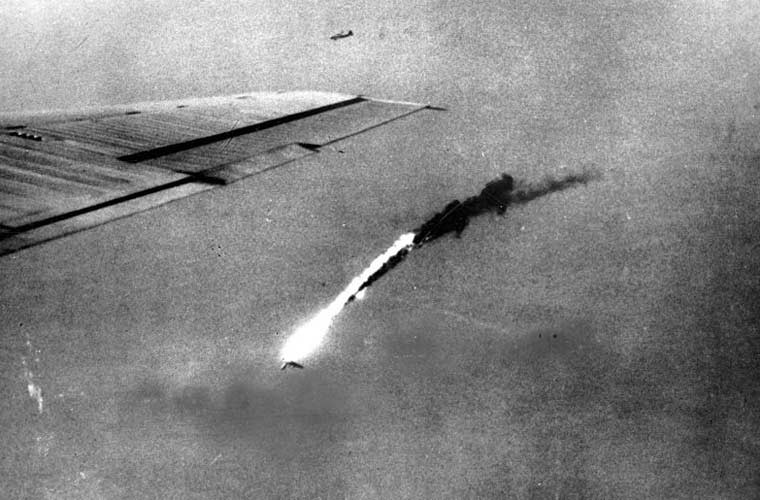 Rõ ràng, quân đội Đế quốc Nhật Bản đã bỏ qua “thời gian vàng” chặn đánh máy bay ném bom nguyên tử ngay khi nó còn trên mặt biển. Ảnh: Máy bay ném bom B-29 cùng loại chiếc Enola Gay không kích hạt nhân Hiroshima bị bắn hạ năm 1944.