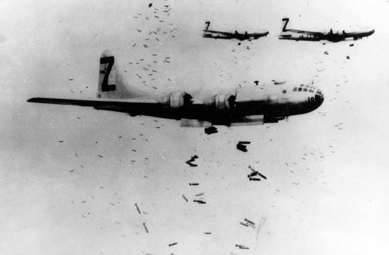 Theo các tài liệu được giải mã sau này, khoảng một tiếng (ném bom xảy ra lúc 8h15 giờ Hiroshima) trước vụ tấn công khủng khiếp, lực lượng quân đội Nhật Bản bằng radar đã phát hiện một số máy bay Mỹ tiếp cận lãnh thổ phía Nam (gồm cả Hiroshima). Trước 15 phút vụ tấn công, trạm radar ở Hiroshima đã thấy số lượng máy bay gồm 3 chiếc tiến vào.