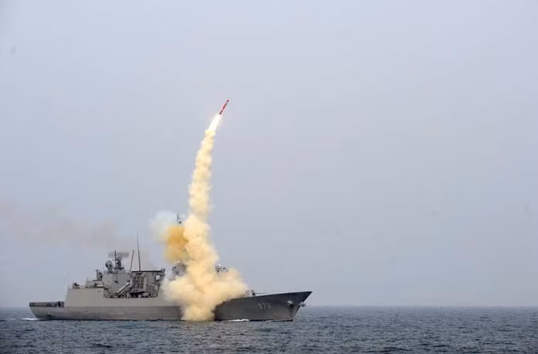 Đặc biệt, tàu chiến Hàn Quốc Wang Geon có khả năng diệt mục tiêu nằm sâu trong đất liền với hệ thống tên lửa hành trình Hyunmoo-3 bắn từ bệ phóng đứng K-VLS. Loại tên lửa này đạt tầm phóng 500-1.500km tùy biến thể, tốc độ Mach 1,2, mang đầu đạn 500kg.