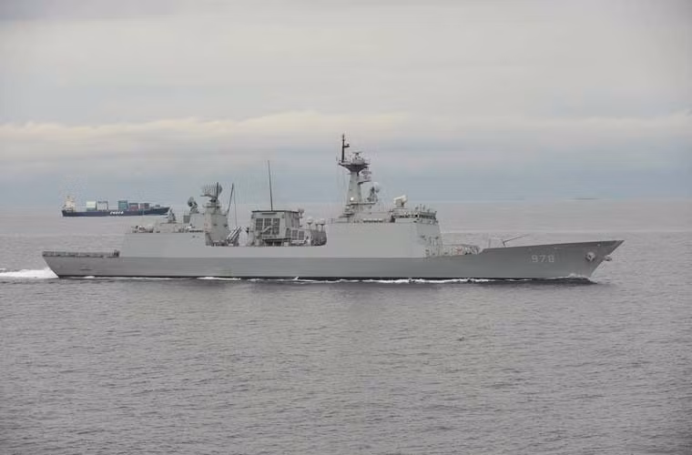  Tàu chiến Hàn Quốc thăm Việt Nam dịp này thuộc lớp tàu khu trục đa năng Chungmugong Yi Sun-sin - một trong những loại tàu chiến hiện đại nhất Hải quân Hàn Quốc hiện nay. Wang Geon (DDH-978) đóng năm 2005 này có lượng giãn nước toàn tải 5.520 tấn, dài 150m, rộng 17,4m, mớn nước 9,5m.