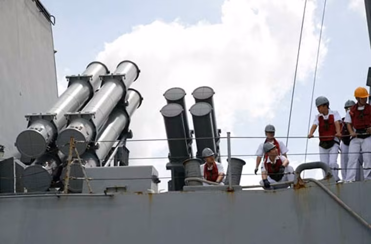 Trong tác chiến chống hạm, tàu khu truc Wang Geon có khả năng tiêu diệt các tàu chiến đấu mặt nước với 8 tên lửa hành trình RGM-84 Harpoon đạt tầm phóng 130km.