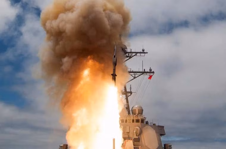 Tàu khu trục Wang Geon (DDH-978) được trang bị những vũ khí hiện đại bậc nhất thế giới cho khả năng tác chiến hiệu quả với mục tiêu trên không, trên biển, và mục tiêu nằm sâu trong đất liền. Theo đó, trong tác chiến đối không, con tàu được trang bị tên lửa phòng không tầm cao SM-2 Block IIIA (32 đạn tên lửa chứa trong bệ phóng đứng Mk41) đạt tầm phóng 74-167km, độ cao hạ mục tiêu 24,4km, dùng hệ dẫn kết hợp quán tính và radar bán chủ động.