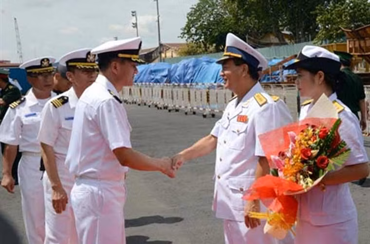 Đón tàu và thủy thủ đoàn có đại diện Bộ tư lệnh Hải quân Việt Nam tại phía Nam, Bộ tư lệnh Vùng 2 Hải quân, Sở Ngoại vụ TP Hồ Chí Minh, Bộ tư lệnh Quân khu 7, Bộ tư lệnh TP Hồ Chí Minh, Tổng lãnh sự quán Hàn Quốc tại TP Hồ Chí Minh và người dân Hàn Quốc đang sinh sống và làm việc tại TP Hồ Chí Minh.