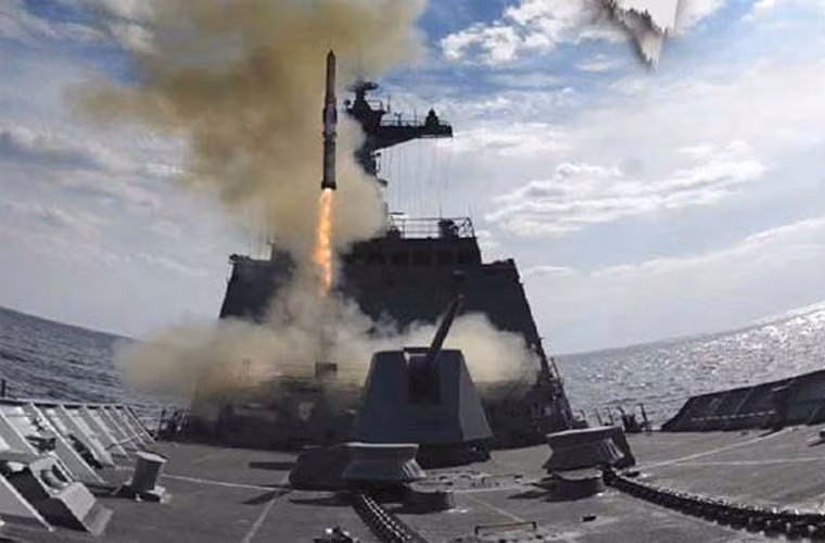 Năng lực chống ngầm của tàu chiến Wang Geon cũng rất đáng gờm với 2 bệ ngư lôi chống ngầm hạng nhẹ 324mm và đặc biệt là có thể có cả tên lửa chống ngầm tầm xa Hong Sang Eo (cá mập đỏ).