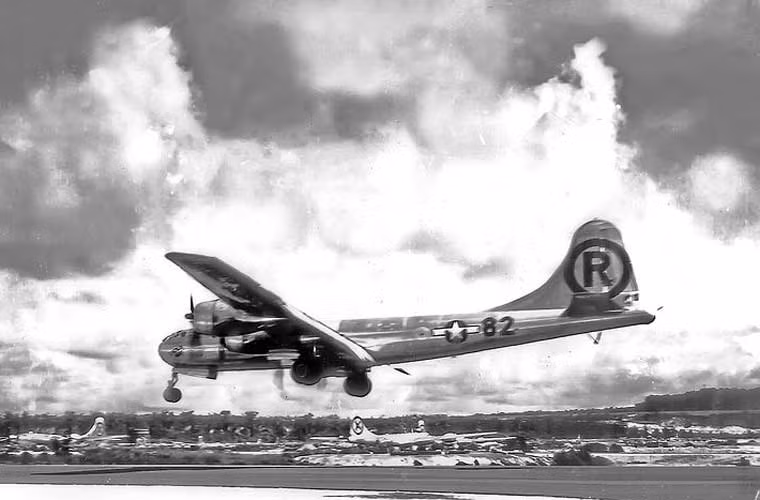 Chiếc Enola Gay trở lại căn cứ sau phi vụ ném bom nguyên tử.