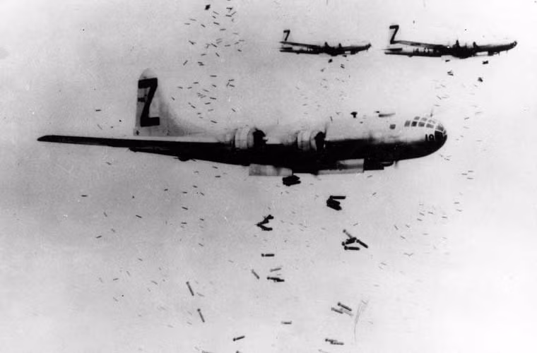 Theo các tài liệu được giải mã sau này, khoảng một tiếng (ném bom xảy ra lúc 8h15 giờ Hiroshima) trước vụ tấn công khủng khiếp, lực lượng quân đội Nhật Bản bằng radar đã phát hiện một số máy bay Mỹ tiếp cận lãnh thổ phía Nam (gồm cả Hiroshima). Trước 15 phút vụ tấn công, trạm radar ở Hiroshima đã thấy số lượng máy bay gồm 3 chiếc tiến vào.