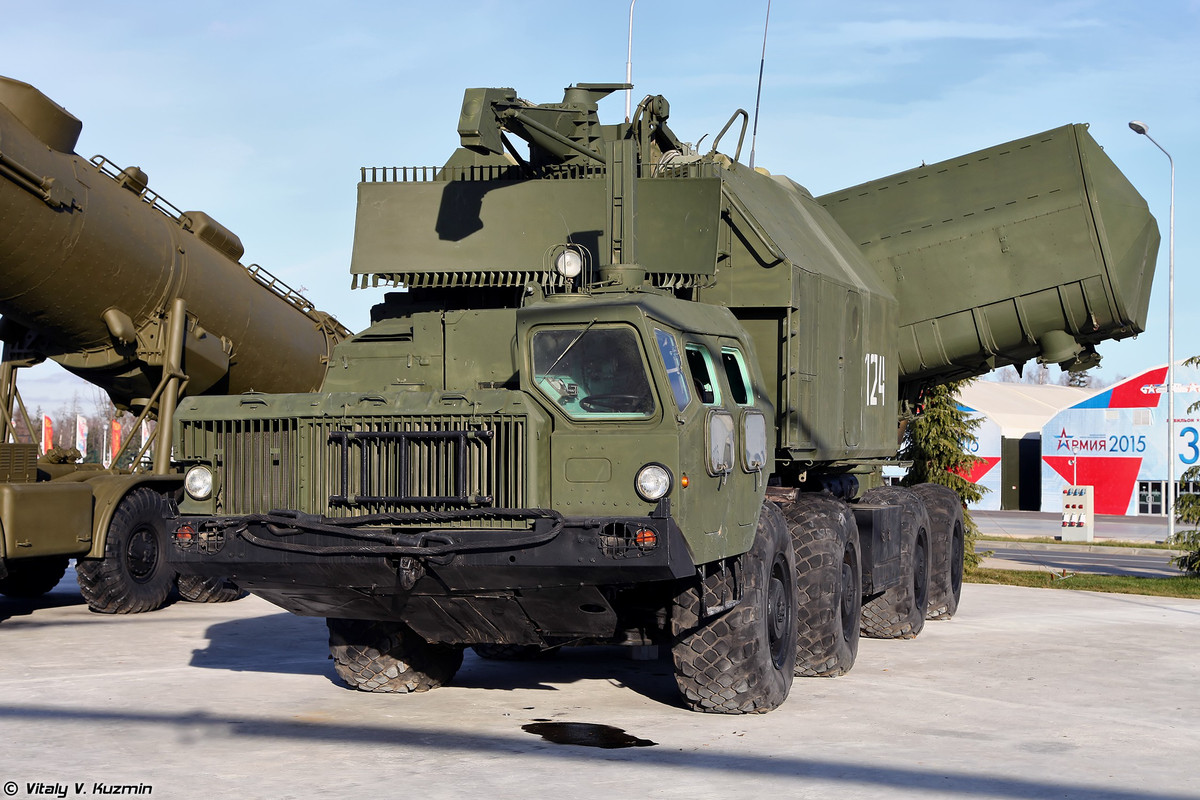 Mặc dù tổ hợp Rubezh có tuổi đời tương đối "trẻ" nhưng lại sử dụng tên lửa quá cũ, đạn P-15 Termit đã ra đời từ thập niên 1950 có tầm bắn chỉ 80 km, tốc độ tối đa Mach 0,95 và mang theo đầu đạn bán xuyên giáp nặng 513 kg.