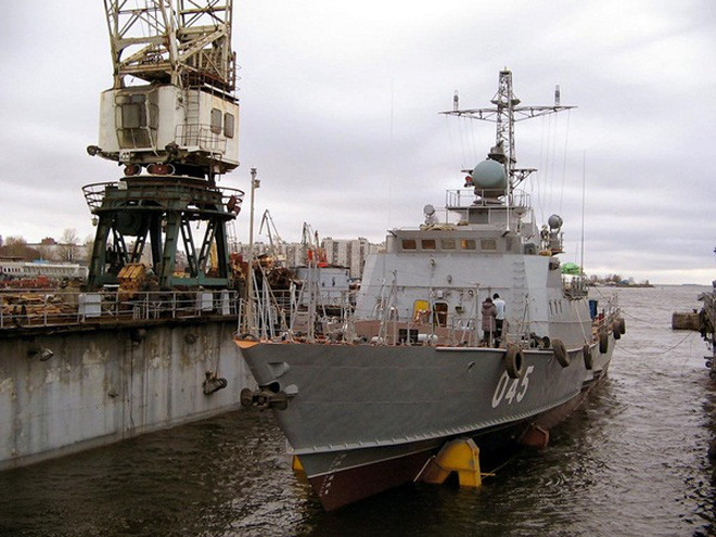 Cách thức triển khai cũng tỏ ra khá đơn giản, khi chỉ cần bổ sung radar điều khiển hỏa lực Garpun-Bal trên đỉnh tháp radar để lấy phần tử bắn cho tên lửa, khoảng không gian phía sau tàu hoàn toàn thích hợp cho bệ phóng KT-184 của Kh-35 Uran.