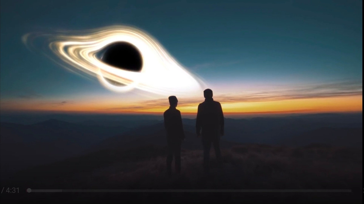 Theo giới thiên văn học, ở mỗi trung tâm thiên hà lại có một siêu hố đen “chiếm đóng”. Chẳng hạn, Dải Ngân hà của chúng ta đang chứa siêu hố đen Sagittarius A*, với khối lượng gấp khoảng 4 triệu lần Mặt Trời. Một giả thiết được nhiều người quan tâm là khi một hố đen tiến gần Mặt Trời, điều gì sẽ xảy ra?