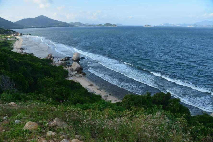 Với 40km đường biển bao quanh, vùng bờ biển Núi Chúa là nơi có rạn san hô ven bờ lớn nhất Việt Nam. Ảnh: Huy Nguyễn.