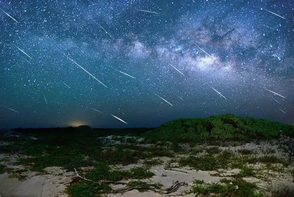 Theo nhà nghiên cứu Đặng Vũ Tuấn Sơn, nếu điều kiện đủ thuận lợi, đêm nay, những người yêu thiên văn hãy cứ tận hưởng một đêm xem theo cách của mình. Mời quý độc giả xem video: "Trắng đêm ngắm mưa sao băng đẹp nhất trong năm". Nguồn: VTC14.