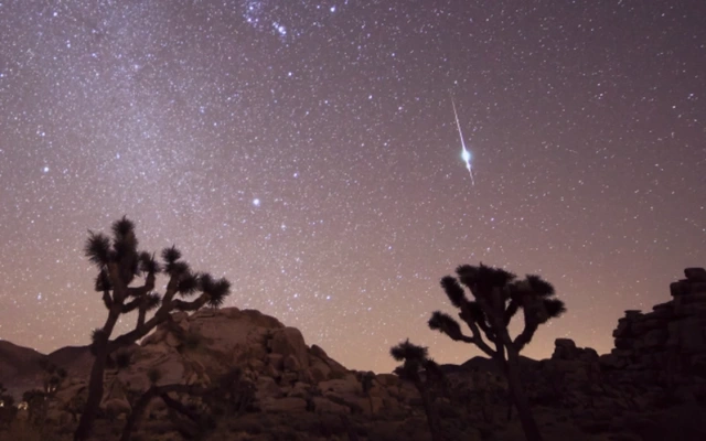 Để chiêm ngưỡng hiện tượng thiên nhiên kỳ thú này, người yêu thiên văn nên tìm một khu vực tránh xa ô nhiễm ánh sáng của thành phố. Đồng thời, kiên nhẫn chờ đợi. Ảnh: Accuweather.