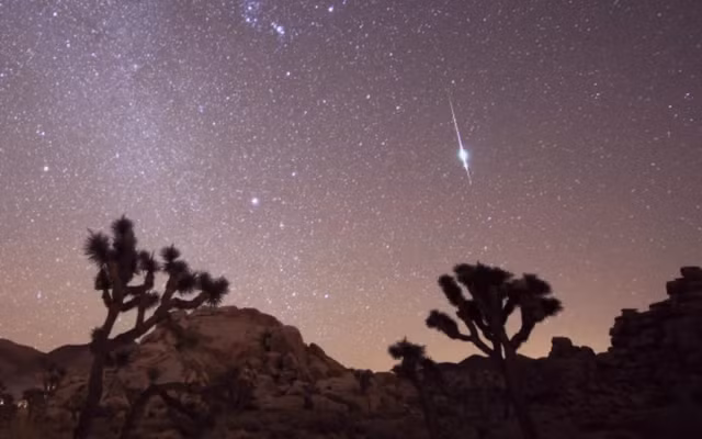 Để chiêm ngưỡng hiện tượng thiên nhiên kỳ thú này, người yêu thiên văn nên tìm một khu vực tránh xa ô nhiễm ánh sáng của thành phố. Đồng thời, kiên nhẫn chờ đợi. Ảnh: Accuweather.