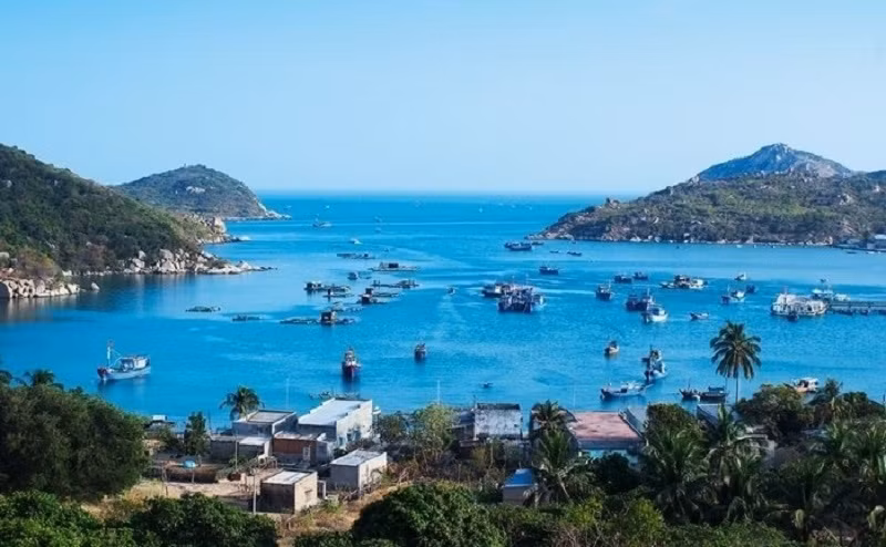 Nằm trong Núi Chúa còn có vịnh Vĩnh Hy - một trong tám vịnh đẹp nhất Việt Nam được xếp hạng là Danh lam thắng cảnh nổi tiếng.