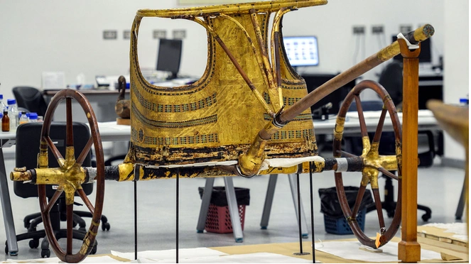 Theo National Geographic, kể từ khi lăng mộ được phát hiện, vua Tutankhamun trở nên nổi tiếng, thu hút sự tò mò của nhiều thế hệ nhà nghiên cứu. Phần lớn vật phẩm được tìm thấy tại lăng mộ vua Tut hiện được trưng bày tại Bảo tàng Cairo (thành phố Cairo, Ai Cập). Ảnh: CNN.