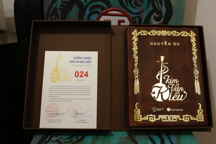 Đó là cuốn sách Kiều quí hiếm của nhà sưu tập Nguyễn Duy Cường (Sách Vipen): Truyện Kiều bản đặc biệt số 0–bản Nôm Hoàng gia triều Nguyễn lưu tại Thư viện Anh quốc là bản truyện Kiều Nôm được minh họa đầu tiên tại Việt Nam ngay sau khi Nguyễn Du mất; Truyện Kiều dẫn giải của Hồ Đắc Đàm, tu nghiệp tại Quốc Tử Giám, xuất bản năm 1929 tại Huế... Ảnh: Anh Thư.