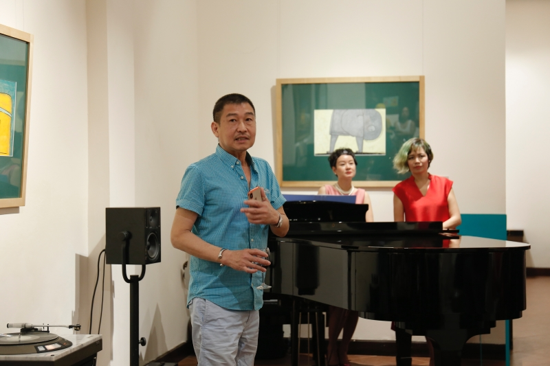 Với Truyện Kiều – Nguyễn Du/Lê Thiết Cương – 24 tranh, họa sĩ Lê Thiết Cương đã tìm cho mình cách“phổ họa” vào Kiều theo phong cách tối giản với chất liệu bột màu trên vải màn bồi giấy dó. Ảnh: Anh Thư. 