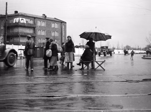 Một ngày mưa ở Moscow năm 1935.