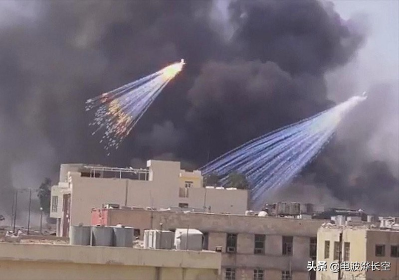 Loại thermite này là hỗn hợp của bột nhôm và oxit sắt, cháy ở nhiệt độ cao lên tới 2.200 độ C, giống như lửa địa ngục, nó ngay lập tức nuốt chửng cây cối và thảm thực vật, tước đi lợi thế ẩn nấp của quân Nga, đồng thời gây ra tác động tâm lý và vật lý lớn đối với binh lính. Ảnh: Sohu.