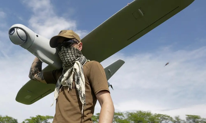 Ukraine dường như đã triệu tập một đội máy bay không người lái hiện đại, giống như những con rồng thần thoại, phun ra những ngọn lửa hủy diệt, tạo thêm một chiều hướng khủng bố mới cho vùng đất bị chiến tranh tàn phá. Ảnh: Reuters. 