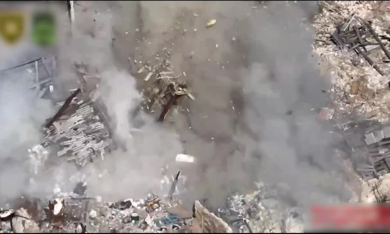 Nicholas Drummond, chuyên gia công nghiệp quốc phòng và cựu sĩ quan Quân đội Anh, nhận xét: “Đây là một chiến thuật gây kinh hoàng và việc sử dụng máy bay không người lái để vận chuyển bom nhiệt nhôm là một sự đổi mới chưa từng có. Tuy nhiên, tác động lớn nhất của nó có thể không phải là thương vong trực tiếp mà là áp lực khổng lồ lên tâm lý đối phương”. Ảnh: Bộ Quốc phòng Ukraine.