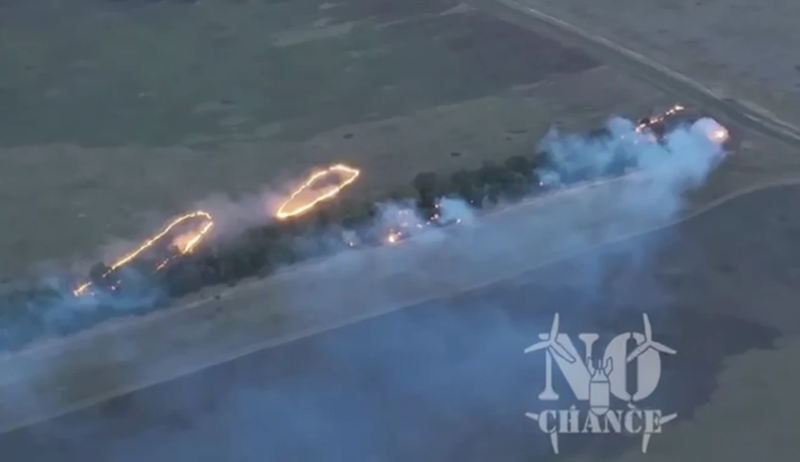 Giờ đây, trên chiến trường Ukraine, nó một lần nữa mang lại sức sống mới, từ trên trời rơi xuống dưới hình dạng máy bay không người lái, tạo thêm những biến số mới cho cuộc xung đột này. Ảnh chụp màn hình.