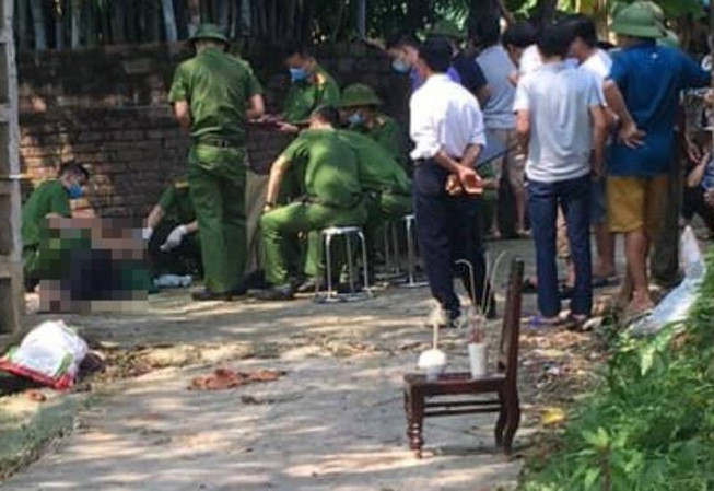  Người cha đến công an đầu thú, nhận đã chém con trai tử vong: Ngày 1/9, Công an tỉnh Thái Nguyên cho biết đang tạm giữ ông TVH (47 tuổi, trú tại thị xã Phổ Yên) để điều tra về vụ án mạng liên quan đến con trai ông. Rạng sáng 1/9, C. đi chơi về, có biểu hiện “ngáo đá”, dẫn tới mâu thuẫn, đánh chửi, thách thức cha mẹ. Do không kiềm chế được, ông H. cầm dao chém con trai. Ông H. sau đó đến cơ quan công an đầu thú.