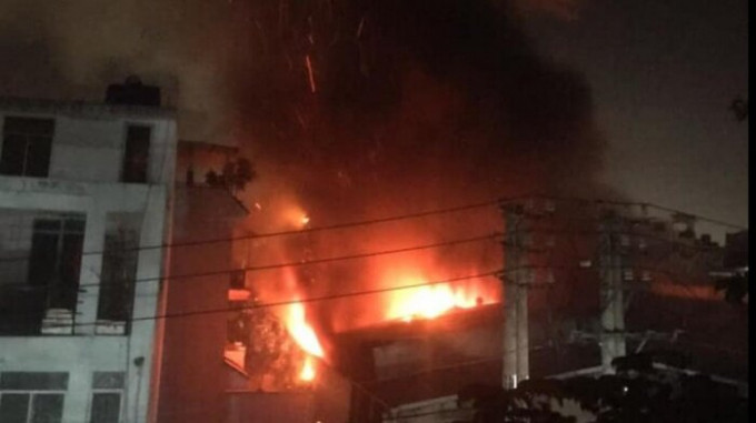  Bắt phụ nữ mua xăng đốt công ty: Ngày 31/8, Công an quận 12 (TP.HCM) cho biết cơ quan điều tra đang tạm giữ hình sự Võ Thị Mộng (36 tuổi, quê Cà Mau) để làm rõ hành vi phóng hỏa đốt Công ty TNHH Mỏ Cày Đỏ, tại địa chỉ 312/40 Lê Thị Riêng, phường Thới An. Tại cơ quan điều tra, Mộng khai do mâu thuẫn tình ái với ông N.T.D. (anh ruột của ông N.M.T.) nên đã mua xăng đốt công ty.