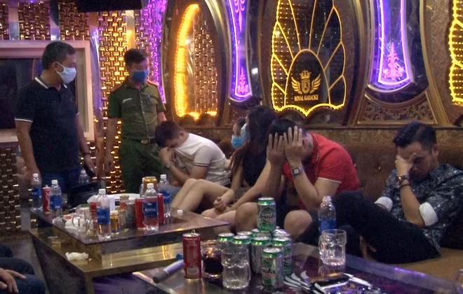  Thuê phòng hát karaoke ‘thác loạn’ ma túy trong mùa dịch: Mặc dù có lệnh cấm của UBND tỉnh TT-Huế về hoạt động karaoke trong mùa dịch COVID-19, nhưng một cơ sở kinh doanh karaoke tại Huế vẫn lén lút đón khách. Khi công an kiểm tra, tiệm karaoke đang chứa 11 khách vào đây “bay lắc” ma túy.