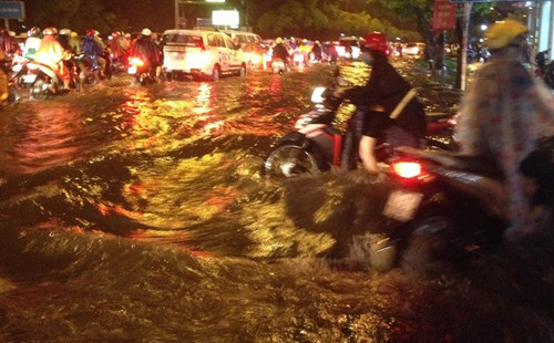 Người dân Sài Gòn suốt nhiều ngày qua sống trong cảnh mưa, nước ngập, kẹt xe... Suốt những ngày cuối tháng 9 và đầu tháng 10/2016, người dân khu vực Nam Bộ nói chung và TP HCM nói riêng liên tục hứng chịu những cơn mưa rất lớn, trong đó có cơn mưa lịch sử ngày 26/9 gây ngập nặng suốt nhiều ngày, hư hại nhiều tài sản, đảo lộn cuộc sống của người dân.