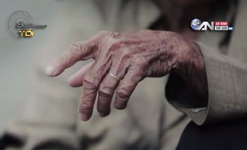 Đôi bàn tay chai sần gây xúc động mạnh trong clip "Người mẹ" của đạo diễn Vũ Minh Kha.