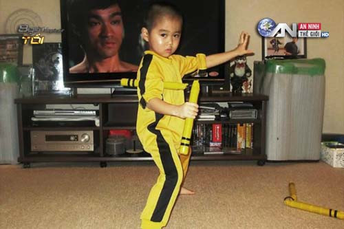 "Lý Tiểu Long tái thế" Ryuji Imai trong trang phục và cây côn quen thuộc của huyền thoại.