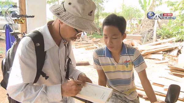 Anh Thạch không quản ngại nắng mưa để đem tri thức đến cho mọi người.