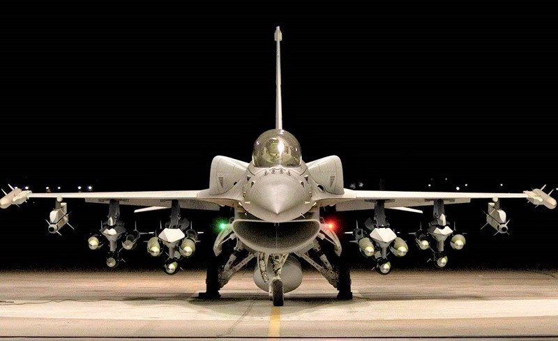 Niềm khích lệ cho Đài Loan là ngày 18 tháng 8 vừa qua, Washington quyết định bán số vũ khí trị giá 8 tỷ USD cho Đài Loan. Hợp đồng này sẽ giúp không quân Đài Loan bổ sung 66 chiếc F-16V. Đây là phiên bản cao cấp nhất của máy bay chiến đấu F-16, được trang bị một số công nghệ dành cho máy bay chiến đấu thế hệ 5 như F-22, F-35. Theo giới thiệu của hãng chế tạo Lockheed Martin, F-16V có thể dùng tới năm 2070, thậm chí còn lâu hơn.