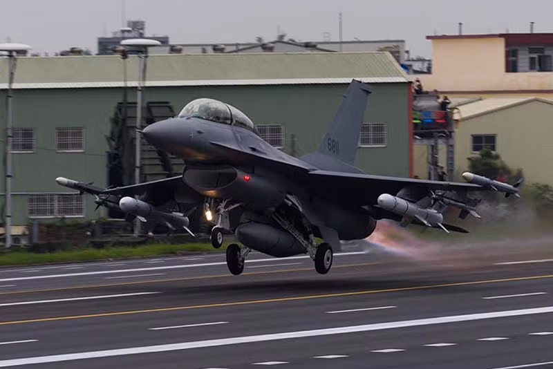 Bên cạnh đó không quân Đài Loan cũng đang đối mặt với việc một số máy bay chiến đấu như tiêm kích F-5E/F và Mirage 2000-5 sẽ hết niên hạn sử dụng vào năm 2020 nếu không được nâng cấp. Đài Loan đã cố gắng tăng cường phi đội F-16A/B của họ với yêu cầu mua 66 máy bay F-16C/D Block 52 từ Mỹ từ năm 2006. Tuy nhiên, Washington đã từ chối yêu cầu này và đề nghị nâng cấp số F-16A/B hiện tại của không quân Đài Loan lên cấu hình F-16V mới nhất.