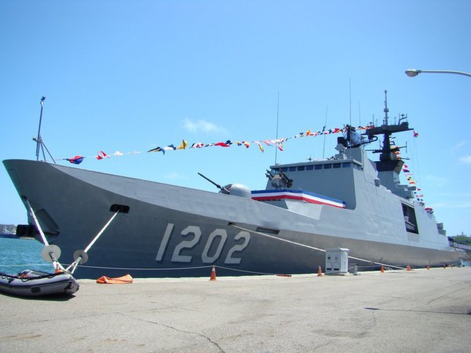 Mới nhất trong số này là sáu tàu hộ vệ tên lửa lớp Kang Ding, có nguồn gốc từ thiết kế tàu lớp La Fayette của Pháp, lượng giãn nước toàn tải lên tới 3.800 tấn; có nhiệm vụ chủ yếu là chống tàu mặt nước và chống ngầm; tàu Kang Ding được trang bị tên lửa chống hạm Hùng Phong I, II cũng như ngư lôi Mk46. Những tàu này đều do ngành đóng tàu Đài Loan tự đóng.