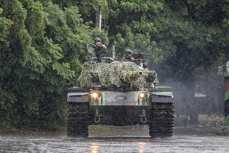 Hiện nay lục quân Đài Loan được trang bị khoảng 400 xe tăng chiến đấu chủ lực Mãnh Hổ CM-11 và 300 chiếc M60A3. Để tăng cường sức mạnh cho quân chủng Lục quân, Đài Loan đang đề nghị mua số vũ khí của Mỹ có trị giá 2 tỷ USD, trong đó có 108 xe tăng M1A2. Nếu hợp đồng thành công, số xe tăng M1A2 dự kiến sẽ trang bị cho hai tiểu đoàn thiết giáp ở phía bắc Đài Loan.