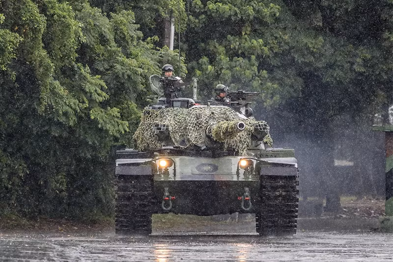 Hiện nay lục quân Đài Loan được trang bị khoảng 400 xe tăng chiến đấu chủ lực Mãnh Hổ CM-11 và 300 chiếc M60A3. Để tăng cường sức mạnh cho quân chủng Lục quân, Đài Loan đang đề nghị mua số vũ khí của Mỹ có trị giá 2 tỷ USD, trong đó có 108 xe tăng M1A2. Nếu hợp đồng thành công, số xe tăng M1A2 dự kiến sẽ trang bị cho hai tiểu đoàn thiết giáp ở phía bắc Đài Loan.