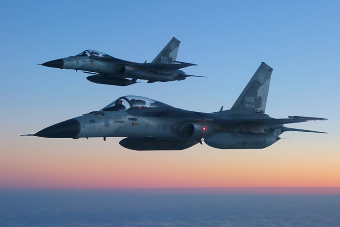 Không quân Đài Loan một thời được coi là lực lượng mạnh nhất của quân đội vùng lãnh thổ này; trong nhiều thập kỷ Đài Loan luôn vượt trội về công nghệ so với phi đội máy bay chiến đấu và máy bay ném bom của không quân Trung Quốc. Tuy nhiên, lợi thế này đã bị thay đổi bởi Trung Quốc liên tiếp đưa những loại máy bay chiến đấu hiện đại thế hệ 4, 5 vào biên chế như J-10, J-11 và J-20; ngoài ra Trung Quốc còn mua Su-30 và Su-35 do Nga sản xuất. Không quân Trung Quốc còn được trang bị các loại tên lửa không đối không tầm xa như PL-12 và PL-15, có khả năng tiêu diệt các máy bay của Đài Loan khi vừa cất cánh khỏi sân bay mà không cần tiếp cận sâu vào hòn đảo này.