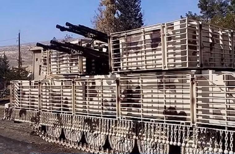 Trong ảnh, chiếc ZSU-23-4 được tăng cường giáp tương tự trên T-72M1. Tuy nhiên, không rõ số phận sau này của chúng ra sao.