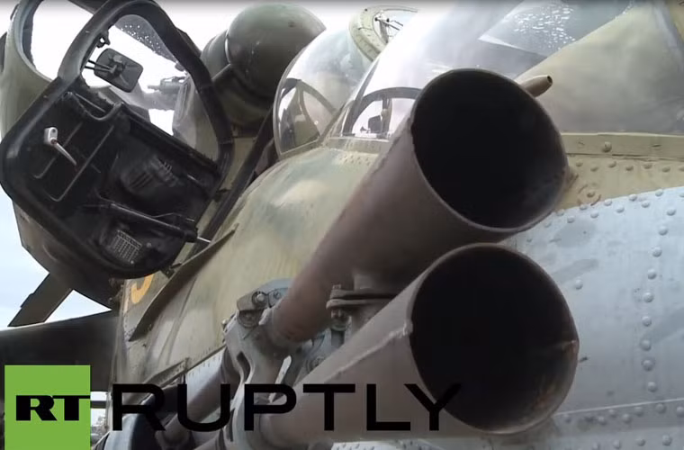 Thực hiện phi vụ săn lùng phiến quân IS, trực thăng Mi-24V mang theo 450 viên đạn 23mm cho khẩu pháo nòng kép GSh-23 có tốc độ bắn 3.400-3.600 phát/phút. Loại pháo này có thể phá hủy tòa nhà, xe bọc thép hạng nhẹ, diệt bộ binh