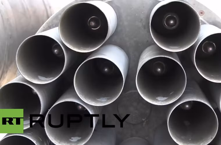 Các bệ phóng này được trang bị đạn rocket S8 cỡ 80mm có tầm bắn 1,3-4km dùng để diệt bộ binh, công sự phòng ngự...