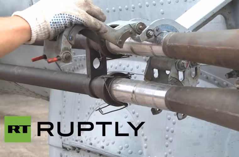 Trong ảnh, kĩ thuật viên đang kiểm tra pháo nòng kép 23mm trên Mi-24V.