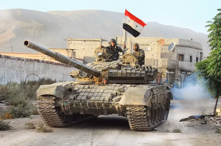 Trong số các lực lượng đang tham chiến trong thành phần lực lượng ủng hộ Tổng thống Assad thì Quân đội Syria chiếm số lượng đông đảo nhất. Khoảng 178.000 binh sĩ cùng hàng nghìn xe tăng - thiết giáp, pháo binh đang ngày đêm cố gắng tái chiếm lại những vùng lãnh thổ đã mất.