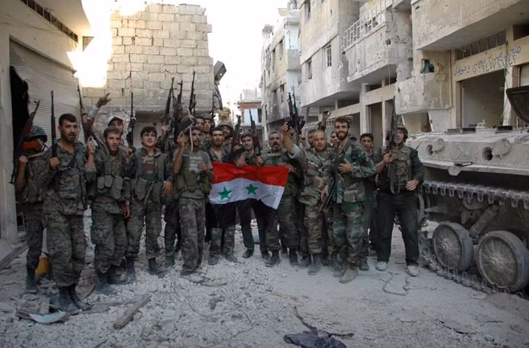 Cuộc nội chiến Syria đã bước sang năm thứ 5 với sự tham gia ban đầu chỉ từ Quân đội Syria ủng họ Tổng thống Assad với một vài phe nổi dậy (gồm cả lực lượng Quân đội Tự do Syria – tách ra từ quân chính phủ) thì nay đã “phình to” tới hàng chục lực lượng khác nhau. Về phía Quân đội và chính quyền Tổng thống Assad nhận được sự hỗ trợ 9-10 lực lượng trong và ngoài nước.