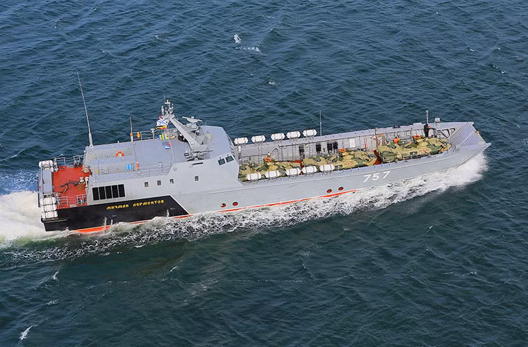 Nó khả năng chở tối đa 140 tấn hàng hoặc 3 xe tăng hoặc 5 xe bọc thép hạng nhẹ cùng số lượng nhỏ lính thủy đánh bộ.