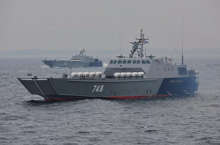 Tàu đổ bộ Dyugon có lượng giãn nước 280 tấn, dài 46m, rộng 8,6m, cao 5,1m.