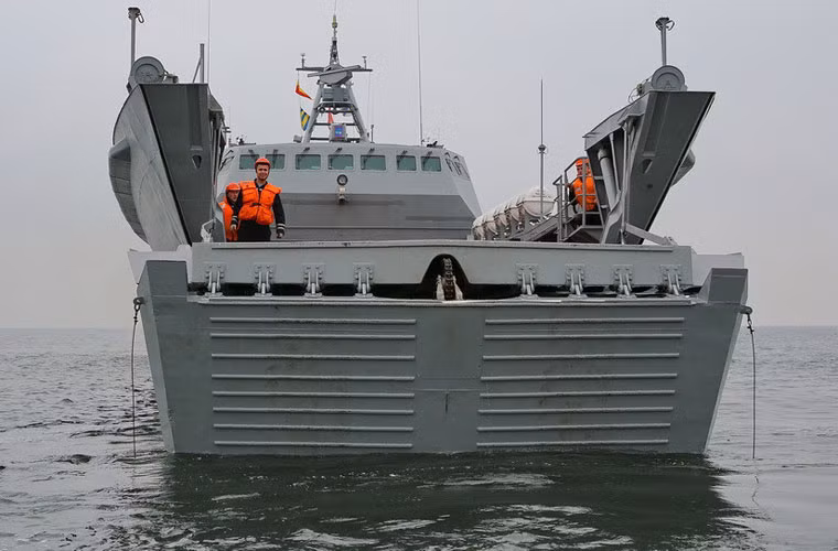 Thiết kế này không chỉ giúp các phương tiện di chuyển lên bờ biển mà nó giúp việc chuyển phương tiện cơ giới hay lính thủy đánh bộ vào tàu một cách dễ dàng hơn từ cầu cảng.